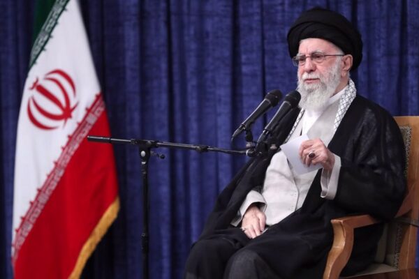 Ayatullah Jamenei: Israel se aferró a EE.UU. para un alto el fuego con Irán