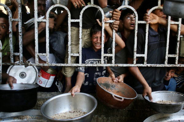 El régimen sionista mata a 62 palestinos desde el amanecer del sábado, en su mayoría solicitantes de ayuda.
