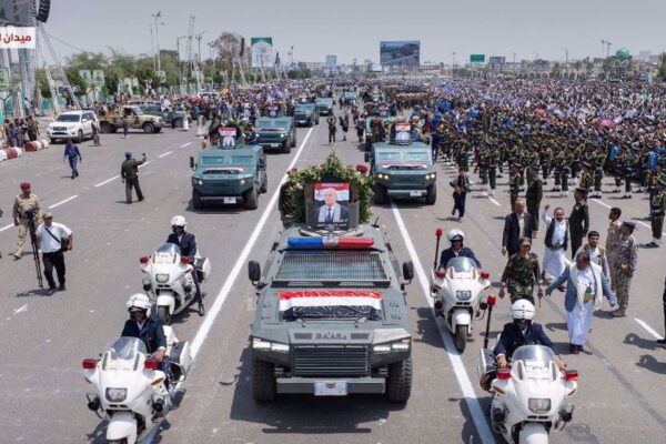 Miles de personas asisten al funeral del primer ministro yemení y de sus ministros asesinados por Israel.