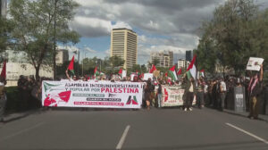 Manifestantes lanzan pintura a la embajada de Israel en México